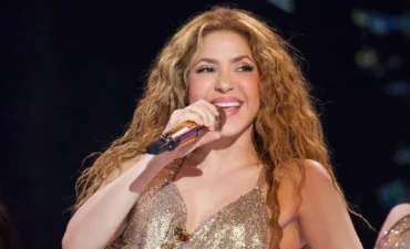 Shakira reúne multidão e fãs recebem pizza antes de show em Copacabana