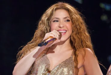 Shakira reúne multidão e fãs recebem pizza antes de show em Copacabana