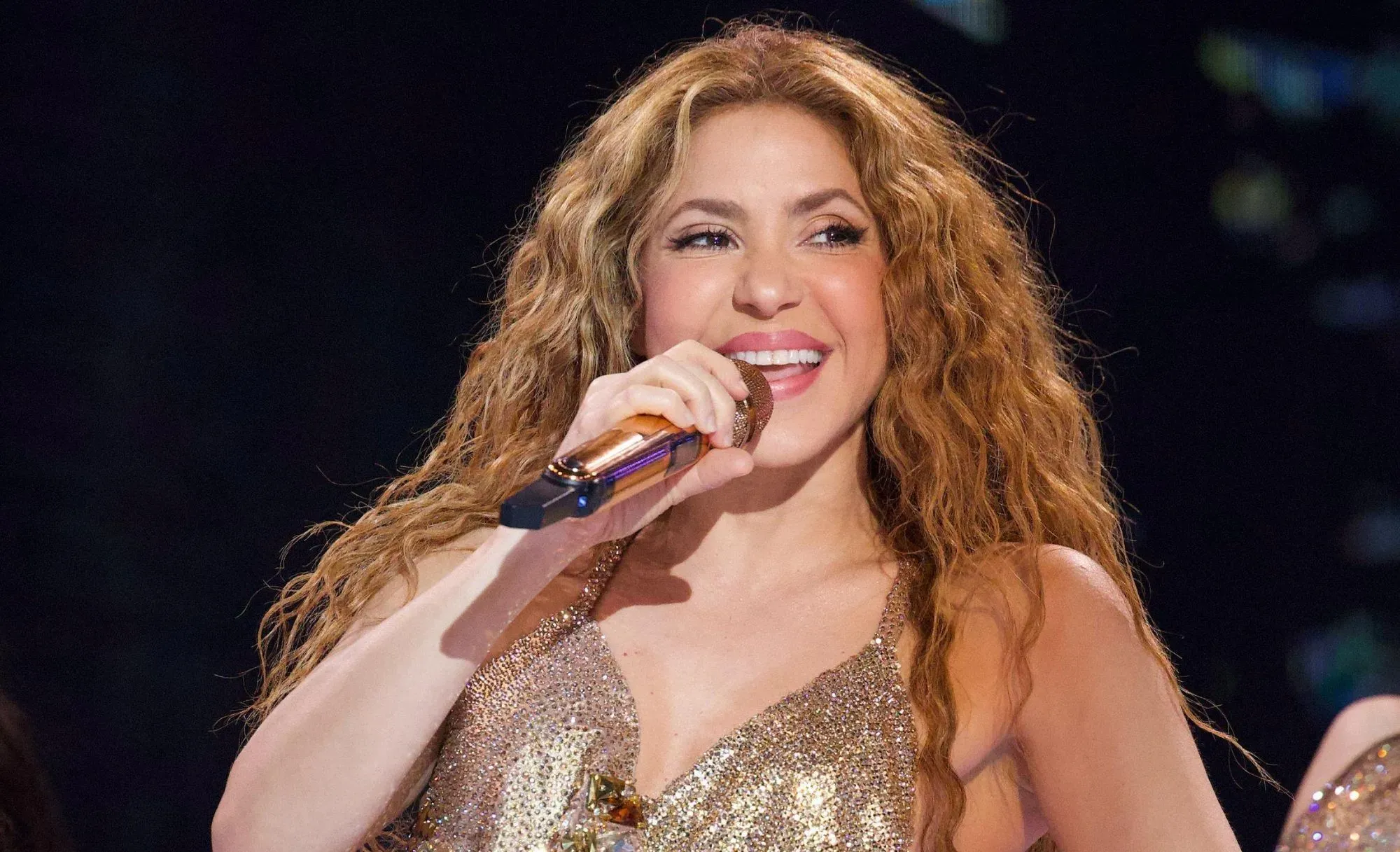Shakira reúne multidão e fãs recebem pizza antes de show em Copacabana