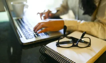 Violência online contra jornalistas cresce e amplia autocensura, aponta relatório