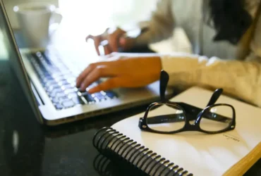 Violência online contra jornalistas cresce e amplia autocensura, aponta relatório