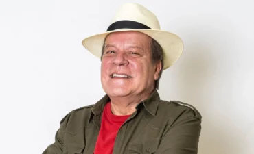 Chico Pinheiro revela câncer no intestino após emoção com música de Zeca Baleiro