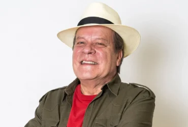 Chico Pinheiro revela câncer no intestino após emoção com música de Zeca Baleiro