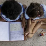 Metade dos estudantes não identifica debate sobre racismo nas escolas, aponta estudo