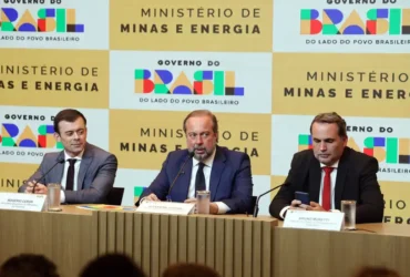 Governo anuncia subsídio para conter alta da gasolina com apoio de até R$ 0,89 por litro