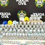 Figurinhas falsificadas da Copa são apreendidas em ônibus no RJ