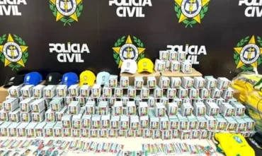 Figurinhas falsificadas da Copa são apreendidas em ônibus no RJ