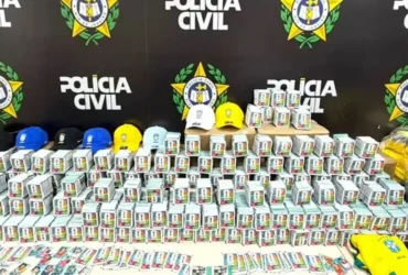 Figurinhas falsificadas da Copa são apreendidas em ônibus no RJ