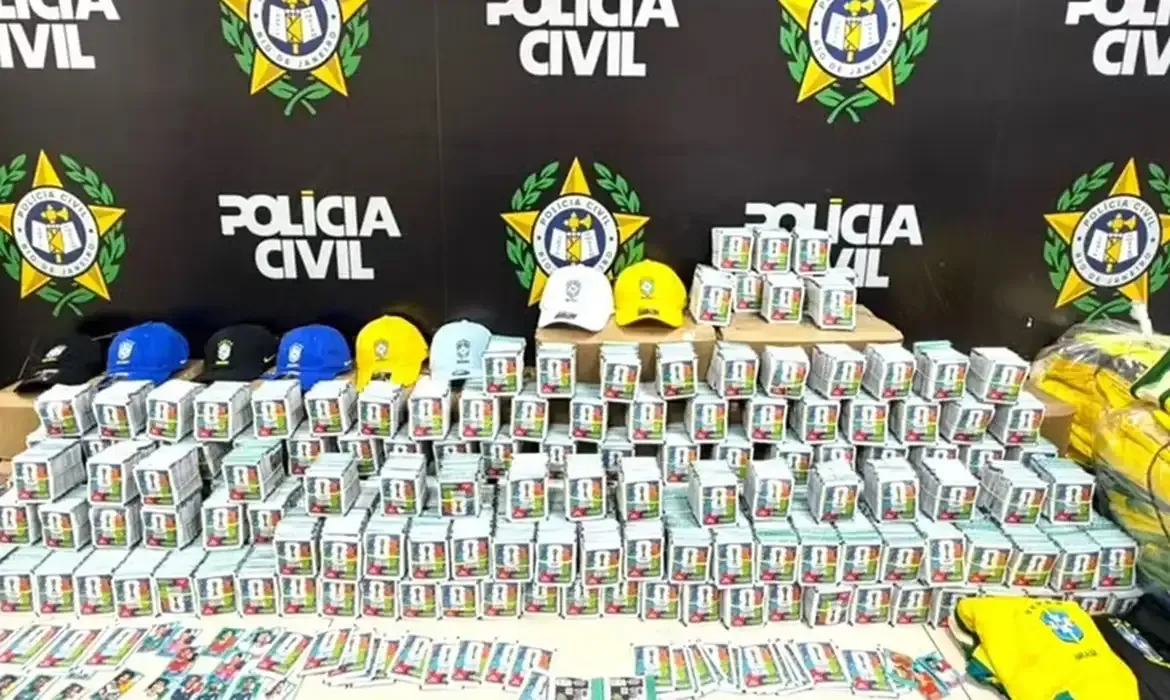 Figurinhas falsificadas da Copa são apreendidas em ônibus no RJ