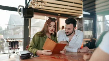 Equilíbrio: 5 signos que dividem a conta no amor
