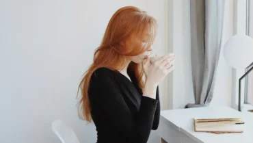 Simplicidade no zodíaco: 5 signos que vivem com pouco