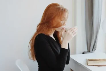 Simplicidade no zodíaco: 5 signos que vivem com pouco