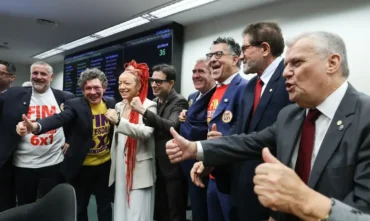 Escala 6X1 avança na Câmara com aprovação de PEC que reduz jornada de trabalho