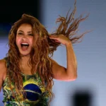 Shakira encanta multidão no Rio com show de drones em Copacabana