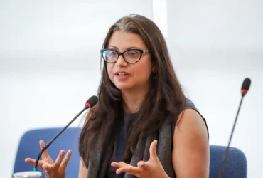 Desemprego recua e mercado de trabalho mostra resiliência, diz IBGE