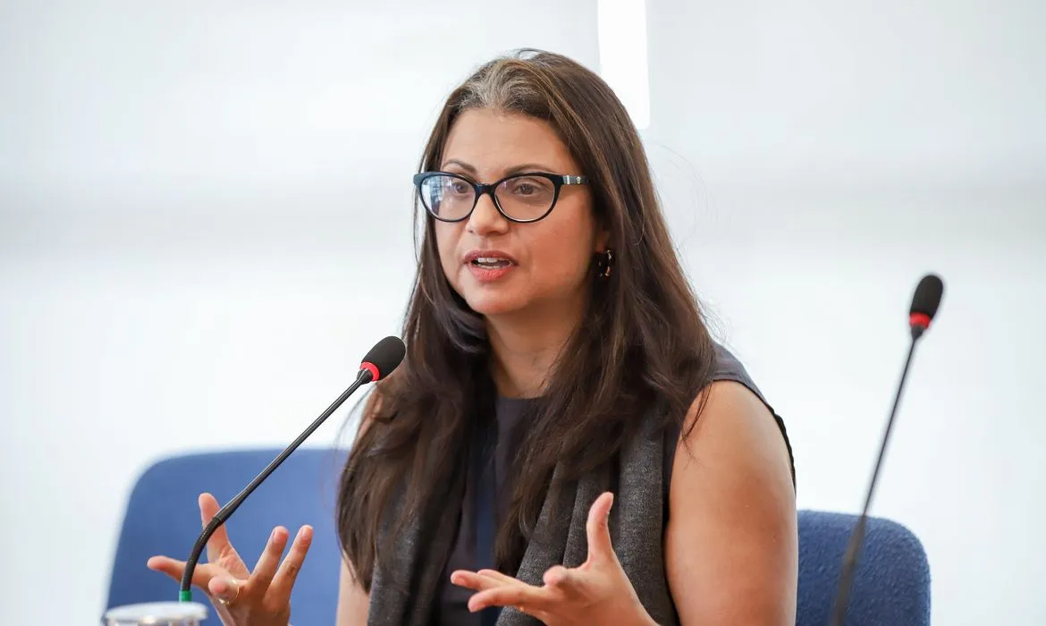 Desemprego recua e mercado de trabalho mostra resiliência, diz IBGE