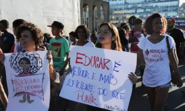 Maioridade penal tem análise adiada novamente na CCJ da Câmara