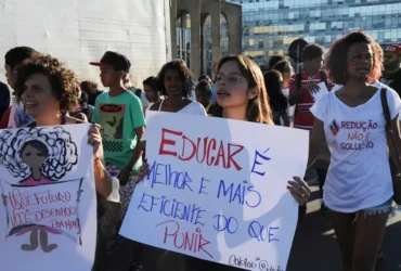 Maioridade penal tem análise adiada novamente na CCJ da Câmara