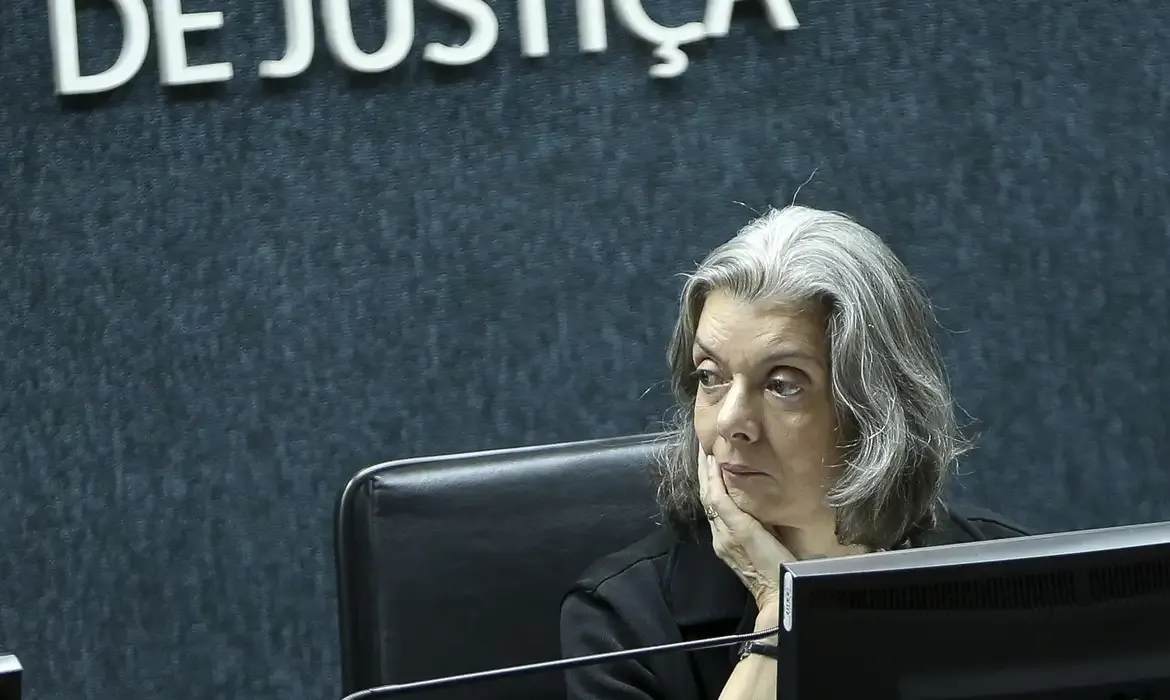 Ficha: Cármen Lúcia vota por derrubar flexibilização da Lei da Ficha Limpa