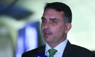 Flávio confirma encontro com Vorcaro após prisão do banqueiro