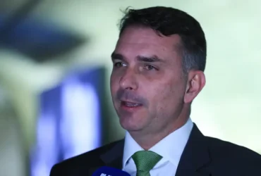 Flávio confirma encontro com Vorcaro após prisão do banqueiro