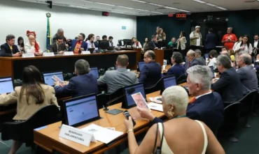 PEC da escala 6x1 divide oposição e governo na Câmara
