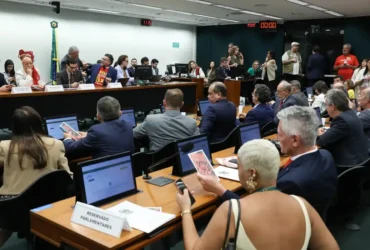 PEC da escala 6x1 divide oposição e governo na Câmara