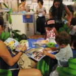 Leitura em família é rara: 53% das famílias quase não leem para crianças, aponta OCDE