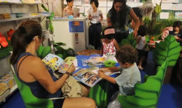 Leitura em família é rara: 53% das famílias quase não leem para crianças, aponta OCDE