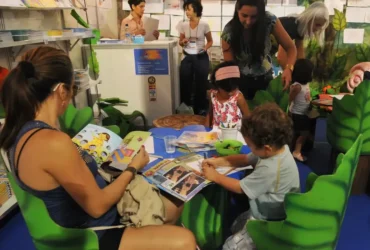 Leitura em família é rara: 53% das famílias quase não leem para crianças, aponta OCDE