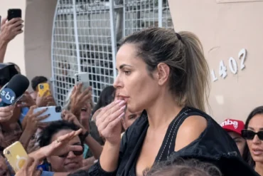 Deolane Bezerra reuniu multidão na saída de presídio após primeira prisão