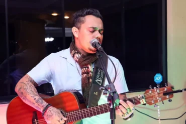 Cantor Adriano Muniz é encontrado morto em apartamento no DF