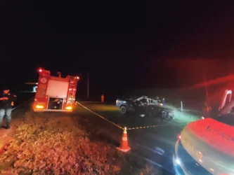 Vítimas ficaram presas às ferragens após acidente envolvendo caminhão baú em trecho com operação “siga e pare” na rodovia