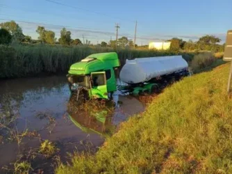 Vítima foi arremessada da cabine após colisão traseira entre veículos de carga; pista ficou parcialmente interditada