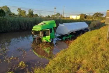 Vítima foi arremessada da cabine após colisão traseira entre veículos de carga; pista ficou parcialmente interditada