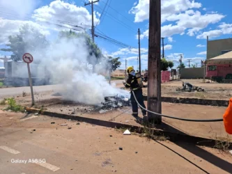 Incêndio em veículo de carga e motocicleta mobiliza bombeiros em MT