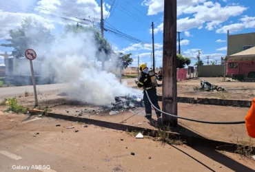 Incêndio em veículo de carga e motocicleta mobiliza bombeiros em MT