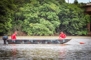 Bombeiros procurando corpo de idoso no Rio Peixotinho