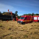 Bombeiros realizam resgate em altura de trabalhador ferido sobre carga de caminhão na BR-163 em Sinop
