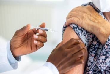 Casos de influenza crescem mais cedo e governo reforça vacinação no Brasil