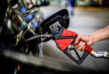 Governo anuncia subsídio à gasolina e diesel para conter alta dos combustíveis