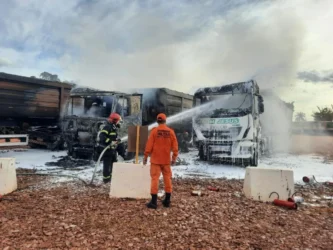 Incêndio em carretas mobiliza bombeiros em Rondonópolis