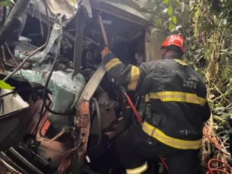 Resgate vítimas presas às ferragens em acidente entre carretas em MT-358 mobiliza bombeiros