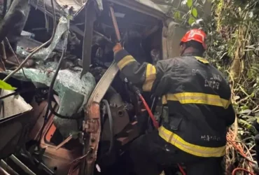 Resgate vítimas presas às ferragens em acidente entre carretas em MT-358 mobiliza bombeiros