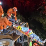 Caminhão cai em córrego sob ponte na BR-174 e bombeiros resgatam idoso de 73 anos em Juína