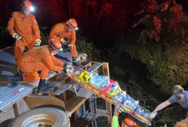 Corpo de Bombeiros resgata vítima após caminhão cair em córrego na BR-174
