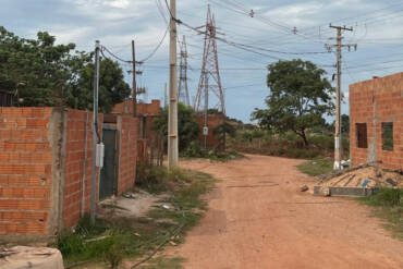 Defensoria aciona Prefeitura por falta de iluminação, coleta de lixo, esgoto e água em bairro de Cuiabá