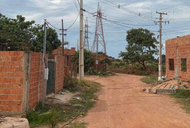 Defensoria aciona Prefeitura por falta de iluminação, coleta de lixo, esgoto e água em bairro de Cuiabá