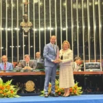 Mato Grosso recebe prêmio no Senado por atingir meta histórica de alfabetização infantil