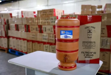 Governo de MT entrega filtros de barro a Cuiabá e conclui distribuição